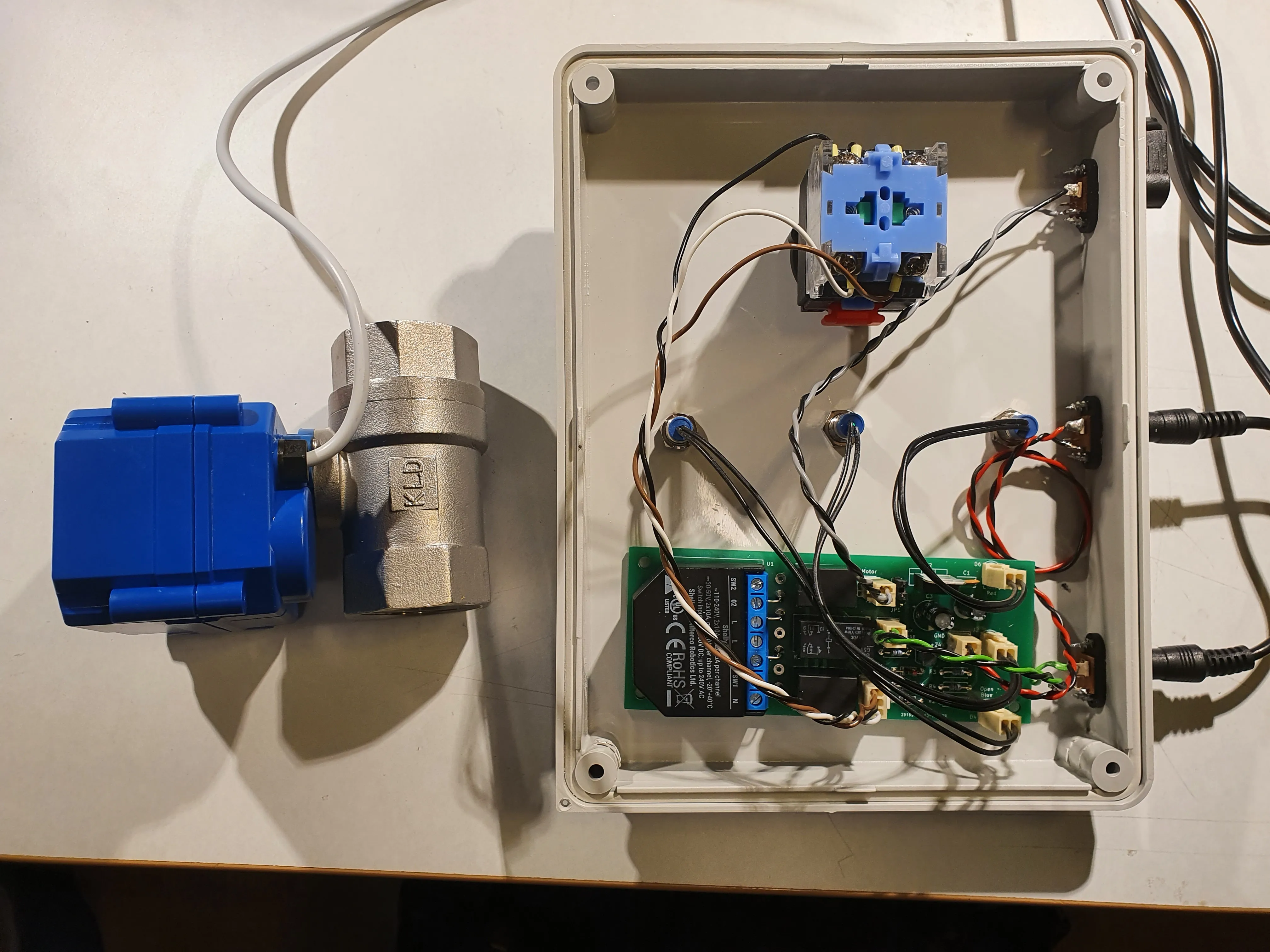Add-on for Shelly 2.5, to control a motor valve for incoming water supply. Controllable from local button, Shelly 2.5 or Verisure water detectors.